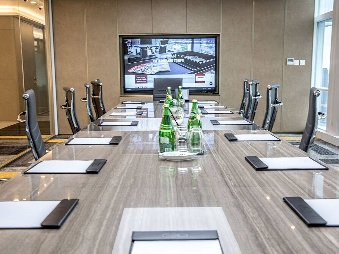 Văn phòng trọn gói CEO SUITE • Vietcombank Tower, 05 Công Trường Mê Linh, Phường Bến Nghé, Quận 1 - Vlook.vn